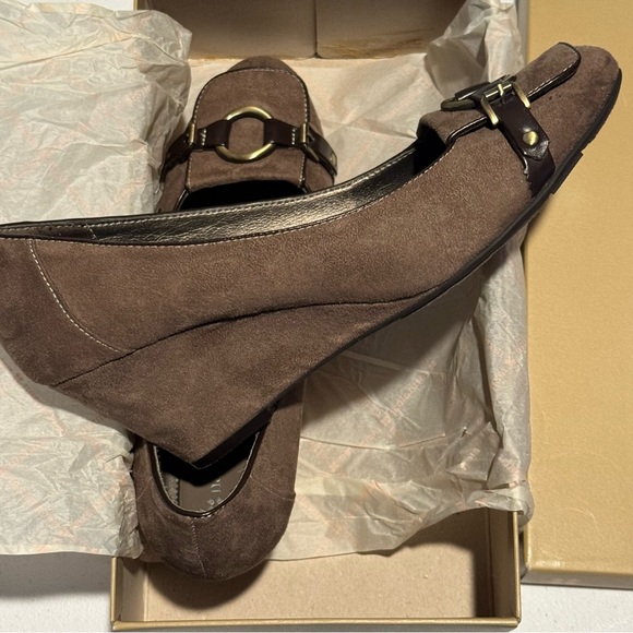 Naturalizer 9 Brown Suede Wedges - Picture 3 of 5